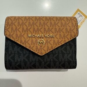 Michael kors jet set charm wallet
